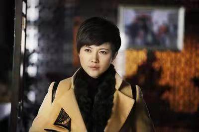 因为|演技封神的颜丙燕，如今几乎不见踪影，孤身一人十分潇洒！