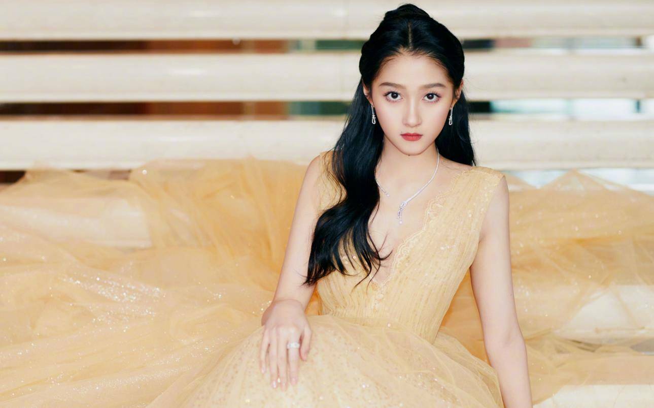盛典 国剧盛典生图下的女星：关晓彤臃肿似发福，谭松韵30岁依旧少女