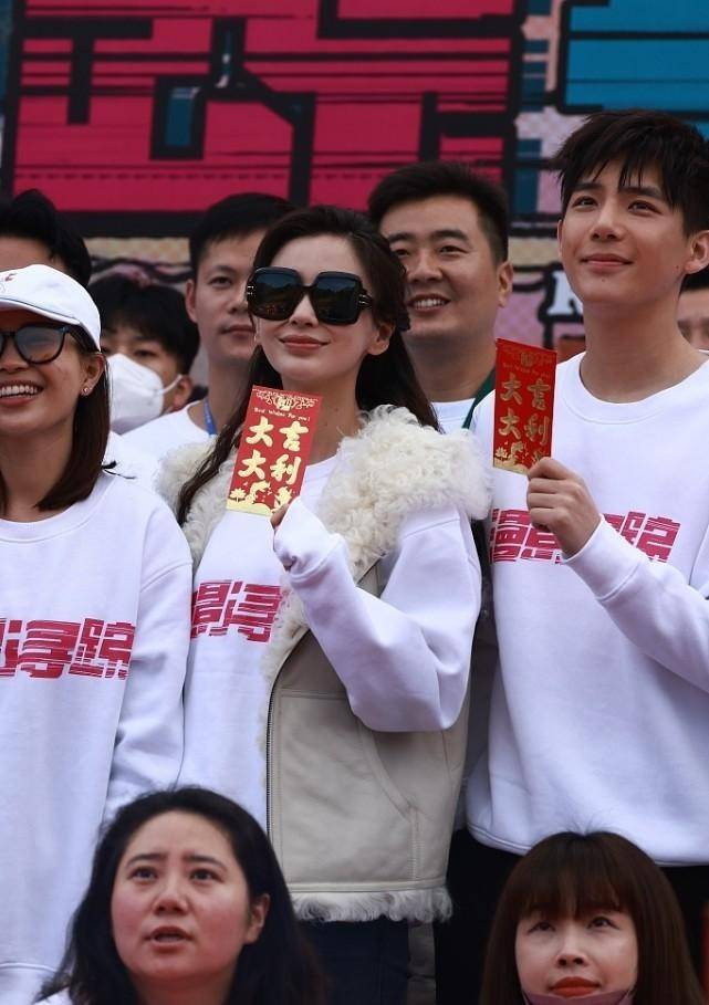 马甲 Baby真是瘦的过分了，脸上戴着眼镜，显得法令纹更明显了