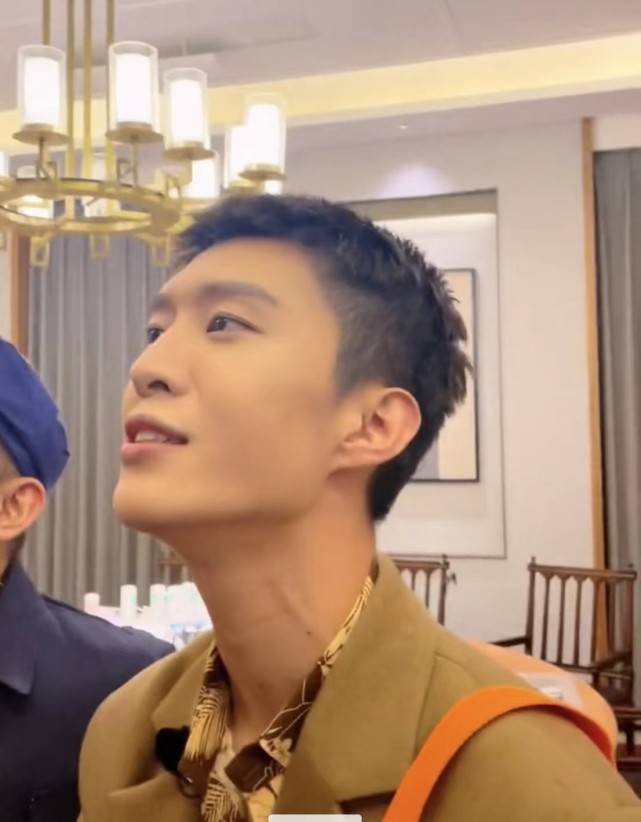 合唱|关晓彤跟范丞丞杨迪唱《穷叉叉》，扎着麻花辫捂嘴笑，三人超欢乐