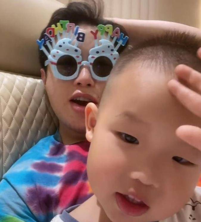 原创德云社烧饼晒儿子正脸,3岁烧麦越来越像妈妈,网友:放心了!