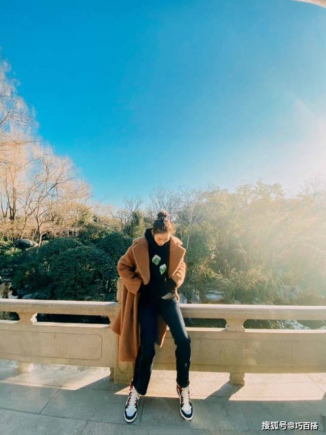 整体 刘雯是把卫衣“焊”在身上了吗?私服造型总有它,而且还都很好看