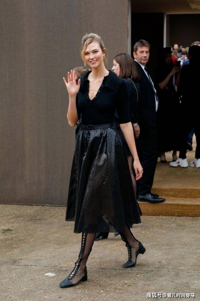 原创超模小kk巴黎看秀深v配镂空裙优雅大气皮肤细腻生图依旧能打