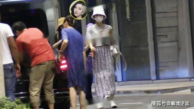 浅色 33岁江疏影和父母外出,浅色T配长裙,朴素穿着挡不住女神好气质