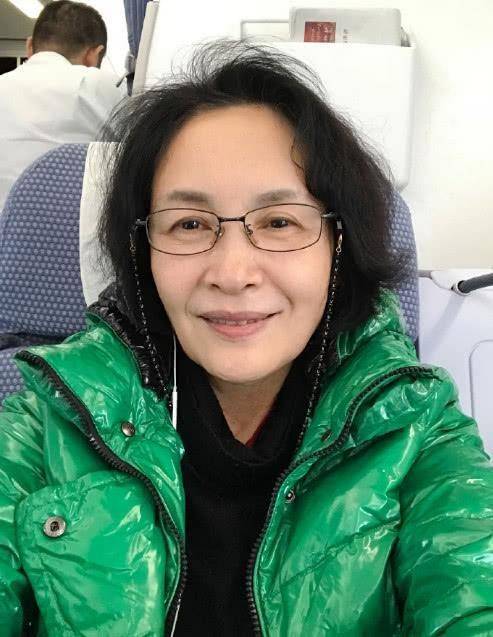 好友宋晓英跟好友聚会合影，一副典型的老人打扮，但整个人气质优雅！