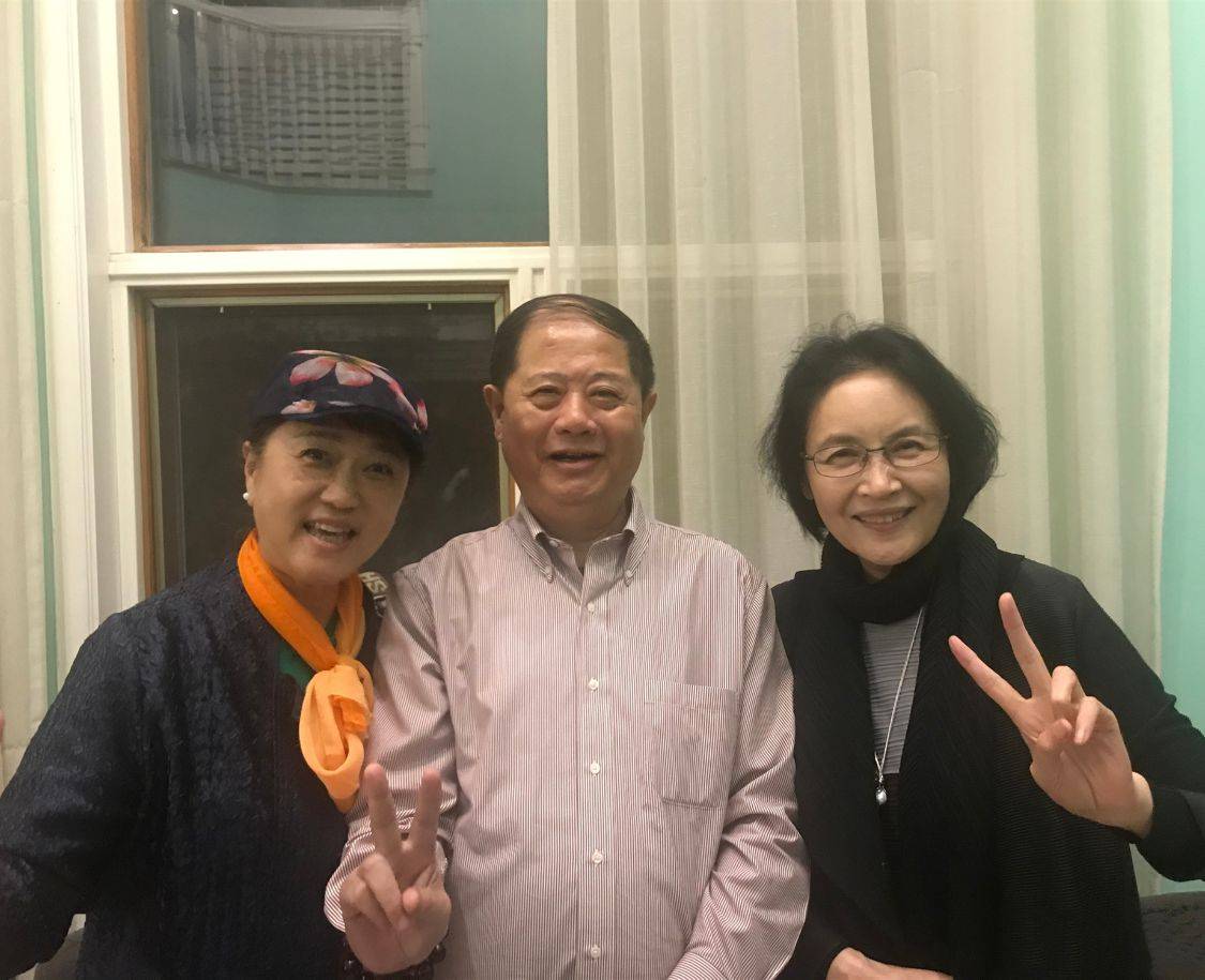 好友宋晓英跟好友聚会合影，一副典型的老人打扮，但整个人气质优雅！