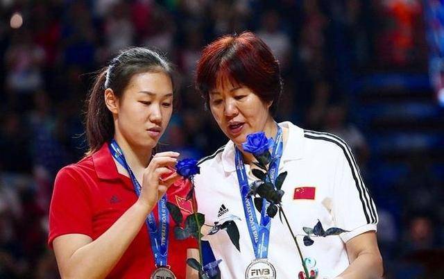 主教练|中国女排老队长出山，赖亚文加入教练组，助郎平剑指2024奥运会