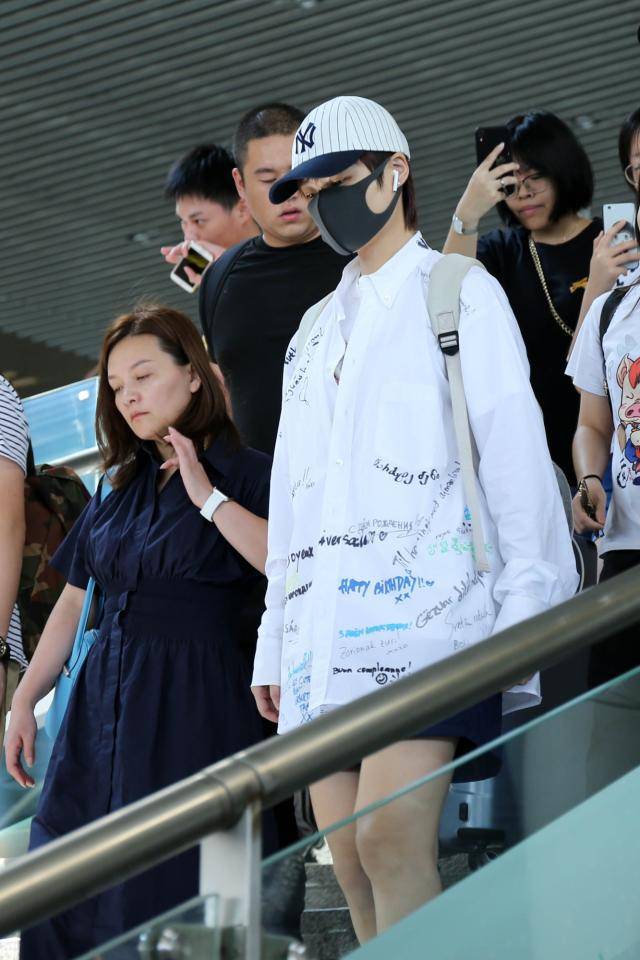 中性 李宇春玩下衣失踪,涂鸦衬衣+短裤长腿白皙,看谁还说她是假小子