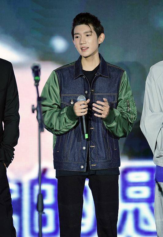 颜色 王源是真的长大了，就算穿幼稚酷炫的服装，生图也显得挺成熟