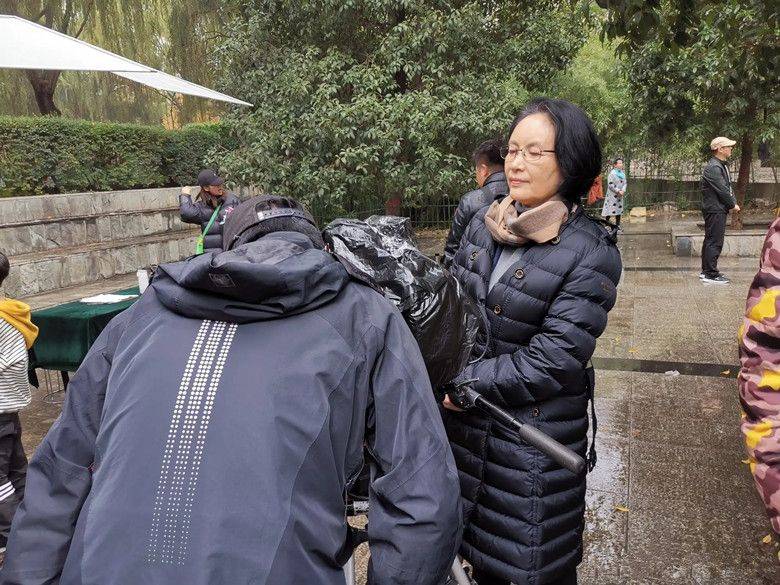 好友宋晓英跟好友聚会合影，一副典型的老人打扮，但整个人气质优雅！