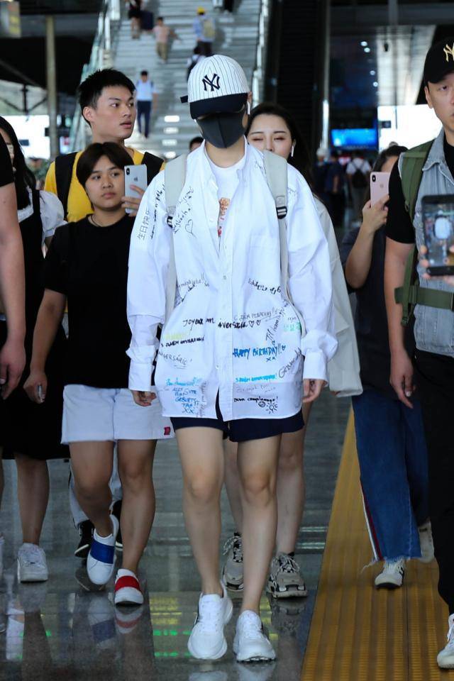 中性 李宇春玩下衣失踪,涂鸦衬衣+短裤长腿白皙,看谁还说她是假小子