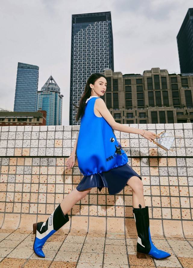 身材 被金晨的“国风”造型惊艳了,穿黑碎花吊带裙身材有料,曲线撩人