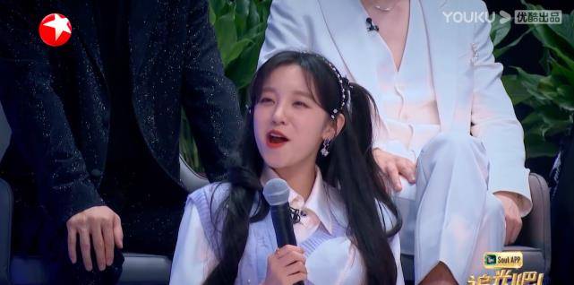 周晓鸥|《追光吧》首播就被嘲,剪辑乱舞美差文案弱,可惜了张卫健吴镇宇