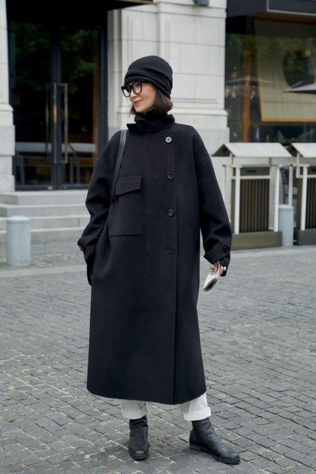 配饰 三木妈不愧是“穿搭界”的佼佼者,大衣造型减龄时髦,照穿就很美