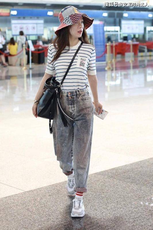 设计 张靓颖越穿越时髦！条纹T恤配高腰裤性感优雅，简直就是兼美貌和才华于一身呢