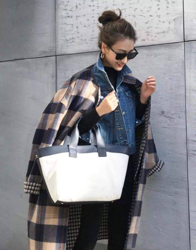 杨幂 冬天想赶一波时髦，试试正流行的“1+1”搭配法，杨幂刘雯也在穿