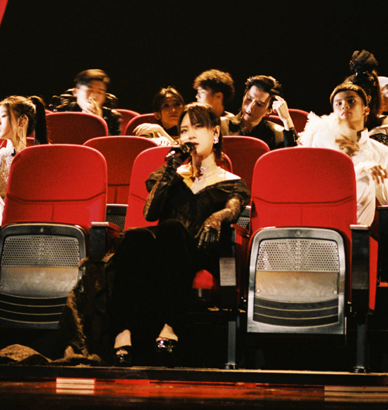 整体 周笔畅又玩新花样,两身抹胸搭配设计感拉满,造型好似冰火两重天