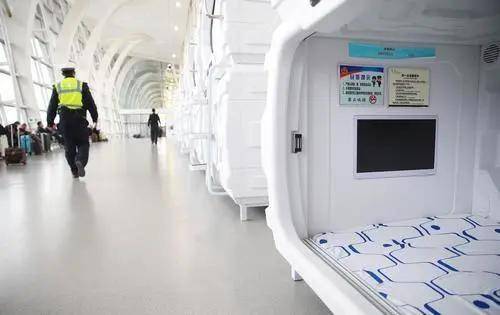 乌鲁木齐等机场还出现了"胶囊酒店",有的"胶囊酒店"还被称为"太空舱"