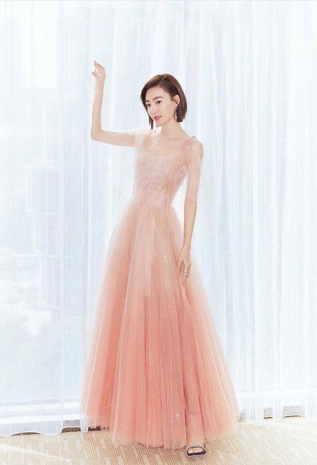 高跟鞋 王丽坤不愧是素颜女神，简单的衬衫配半身裙也能穿出高级感，真美