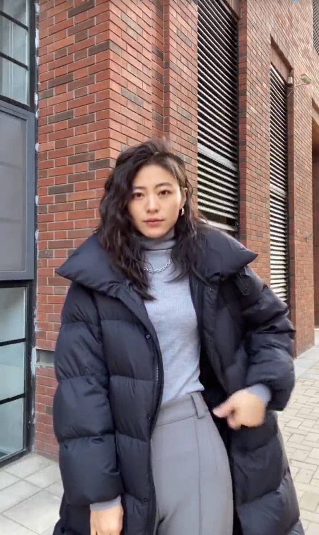 颜色 谁说黑色羽绒服老土？35岁博主连搭7套时髦显气质，每套都想照搬