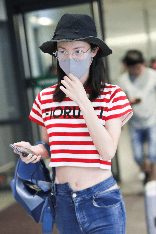 国际 吴昕金晨隔空撞衫，同穿红色条纹上衣，一个国际范十足一个在装嫩