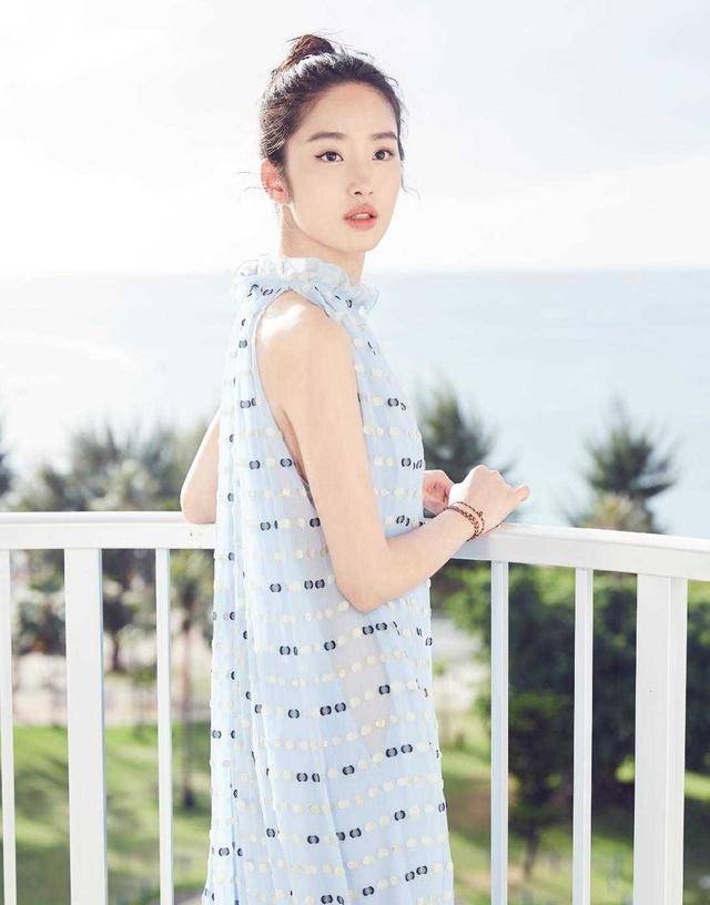 黑色 杨采钰真是好一朵“人间富贵花”，蓝色连衣裙优雅温婉，明媚大气