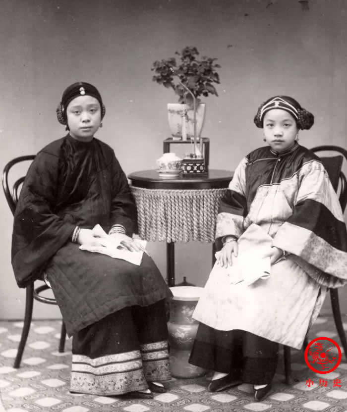 晚清老照片:尚书身穿裘皮长袍尽显华贵,新婚夫妻合影表情拘谨