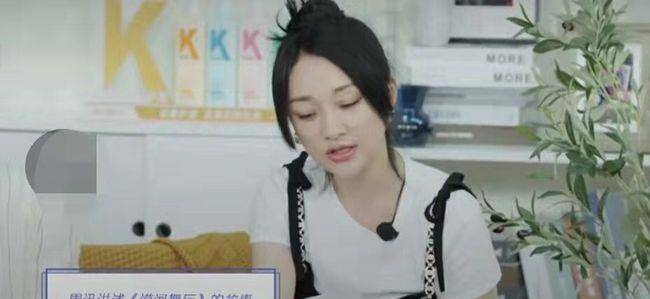 大城市 47岁周迅直播造型太前卫！穿皮裙渔网袜身材好，跷二郎腿姿势妩媚