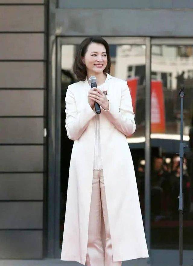 元素 见过世面的女人，穿衣搭配更追求“气质”，不信你瞧董卿