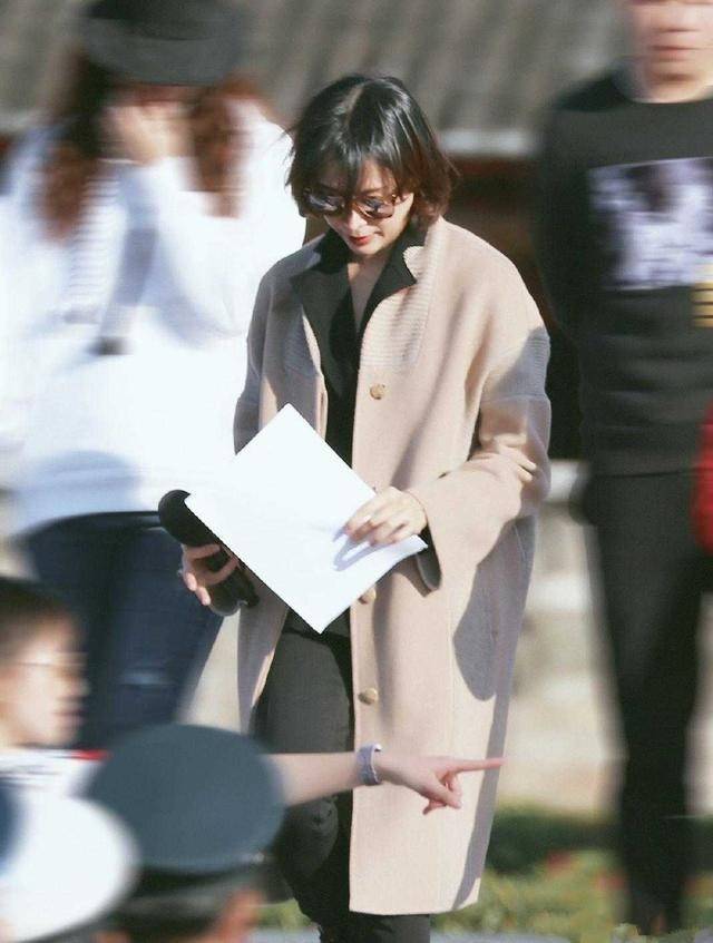 模板 董卿堪称40岁女性穿搭模板,西装叠穿大衣优雅不失干练,值得借鉴