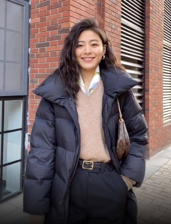 颜色 谁说黑色羽绒服老土？35岁博主连搭7套时髦显气质，每套都想照搬