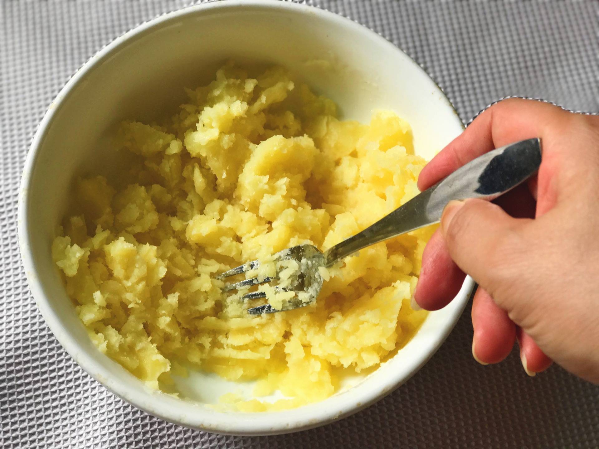 美食|土豆不蒸不炒，跟着鳕鱼一起进烤箱，口感绵软味道好