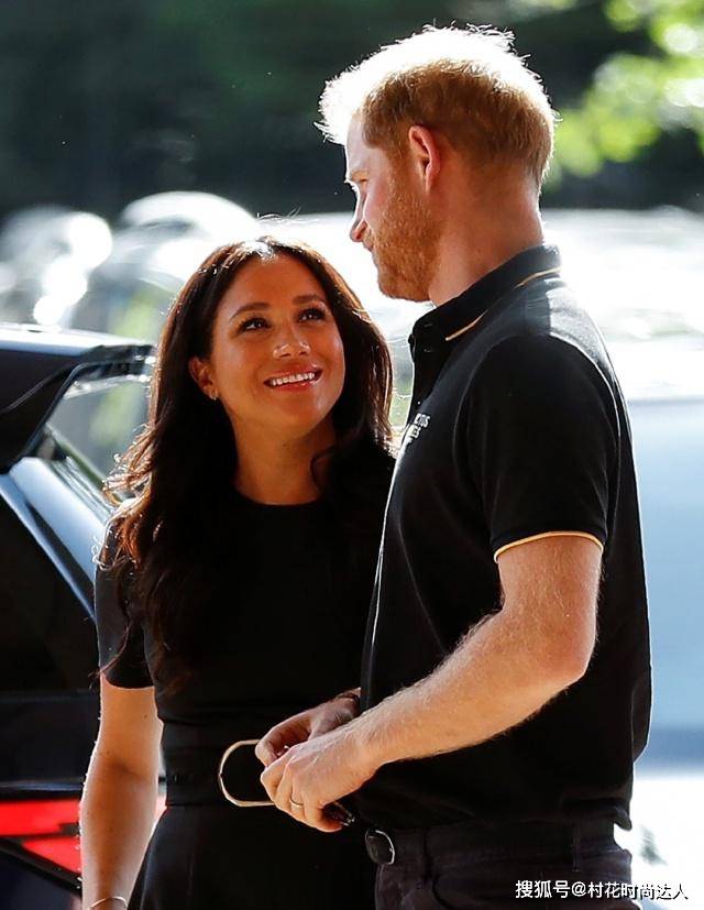 原创哈里王子夫妇穿情侣配色亮相王妃穿黑裙胖一圈竹竿腿依然抢镜