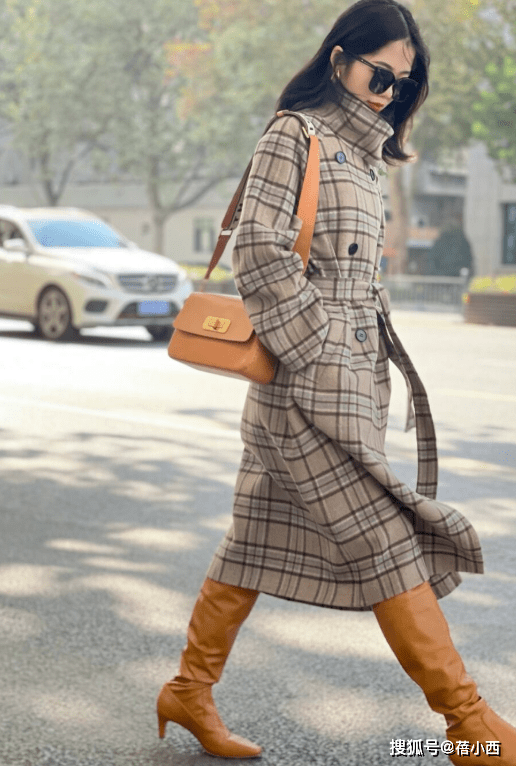 棕色 长筒靴不好搭配?那是你没遇到这4件上衣,这样穿上气场全开