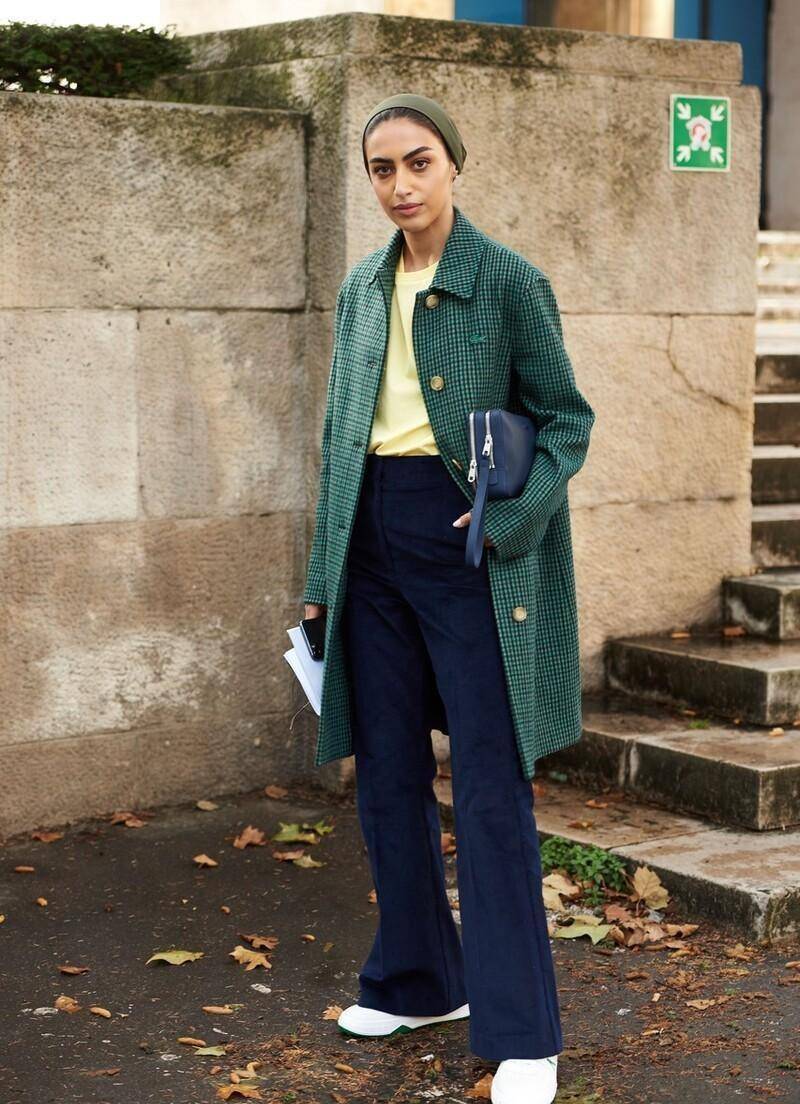 蓝色 穿大衣别老选黑白的了，今年冬天流行彩色大衣，赶时髦的来看看