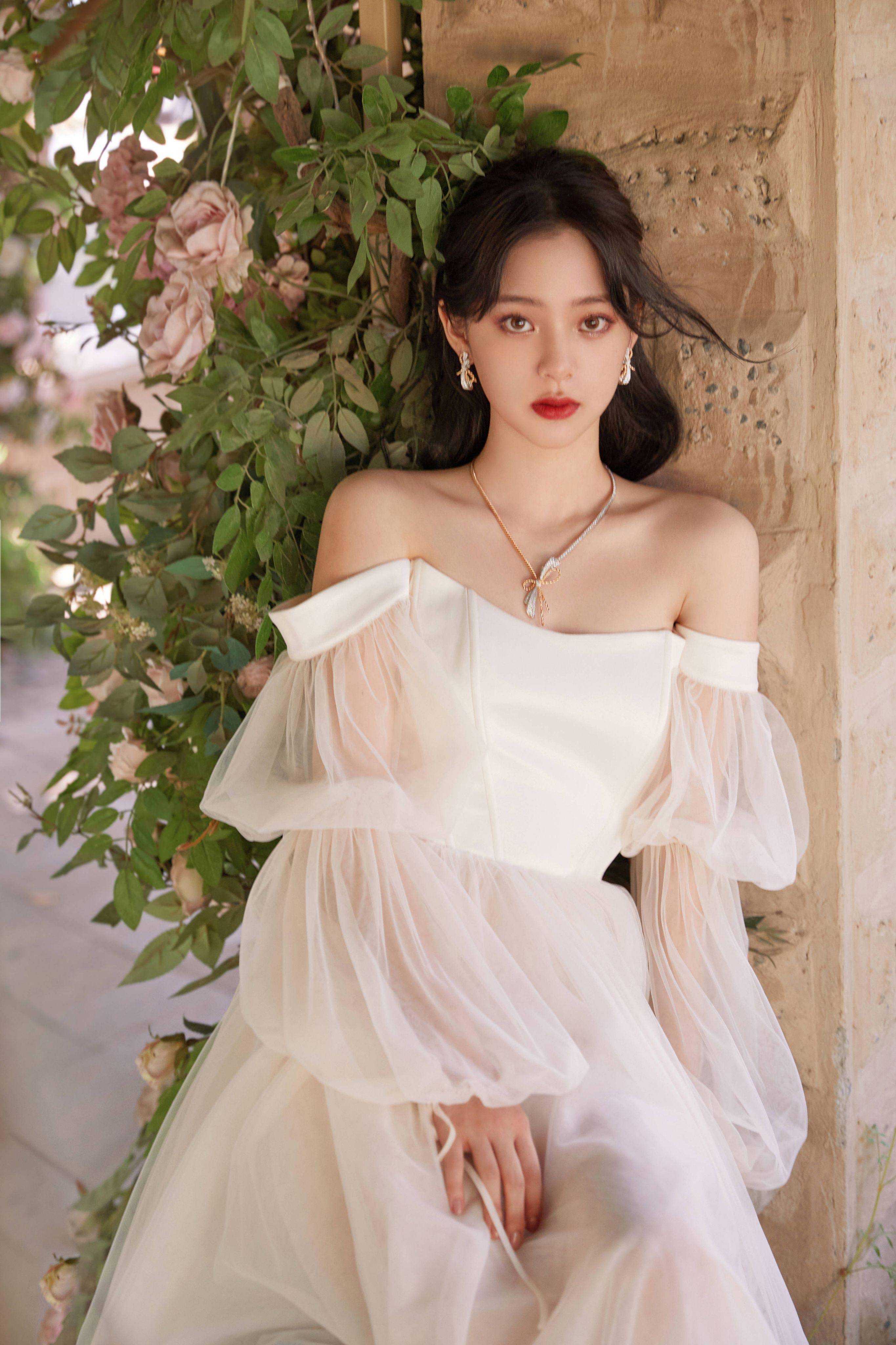 原创欧阳娜娜机场被索要签名,卡通卫衣搭配绿色长裤,彩色运动鞋亮眼