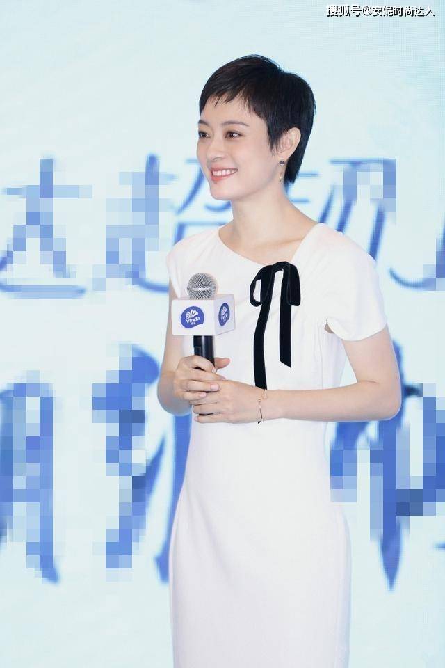 生活 孙俪终于高调了，一身白裙干练又优雅，不仅天生丽质，而且还是个实力派演员。