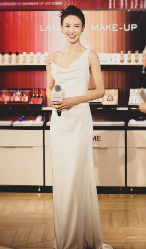 身材 金晨的天鹅颈太美了,穿大红裙海边走秀,优雅身姿曼妙绝伦