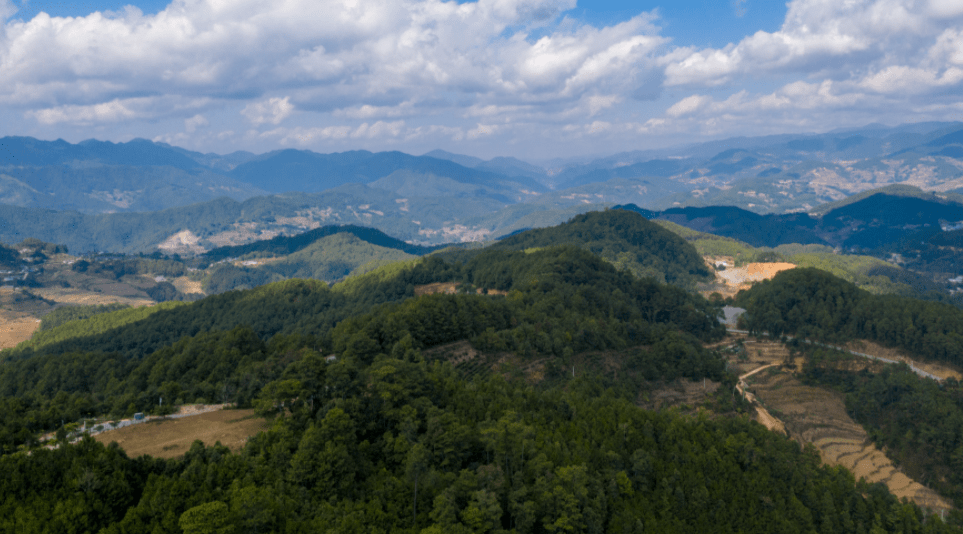 哀牢山,得名於古哀牢國,是古哀牢國東界界山,位於中國雲南中部,為雲嶺