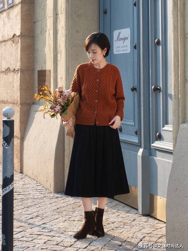 黑色 裤子的版型也是非常友好的直筒裤