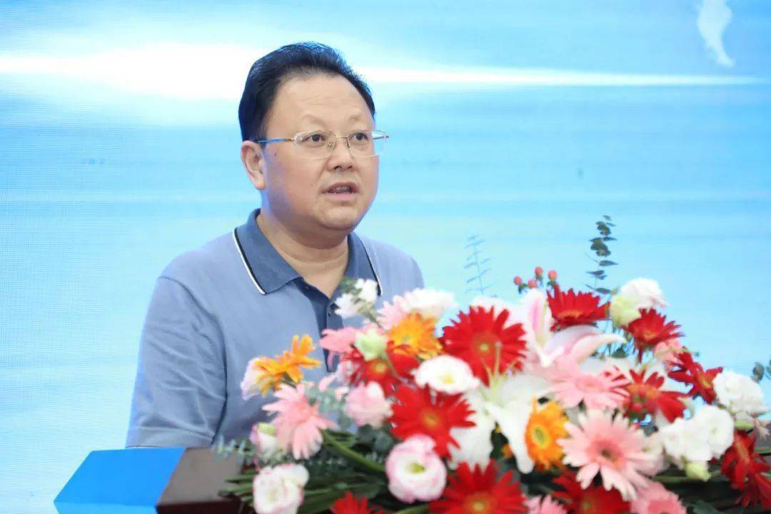 创办了亿纬锂能,相比去年,他与妻子骆锦红的财富也实现了88%的增长,达