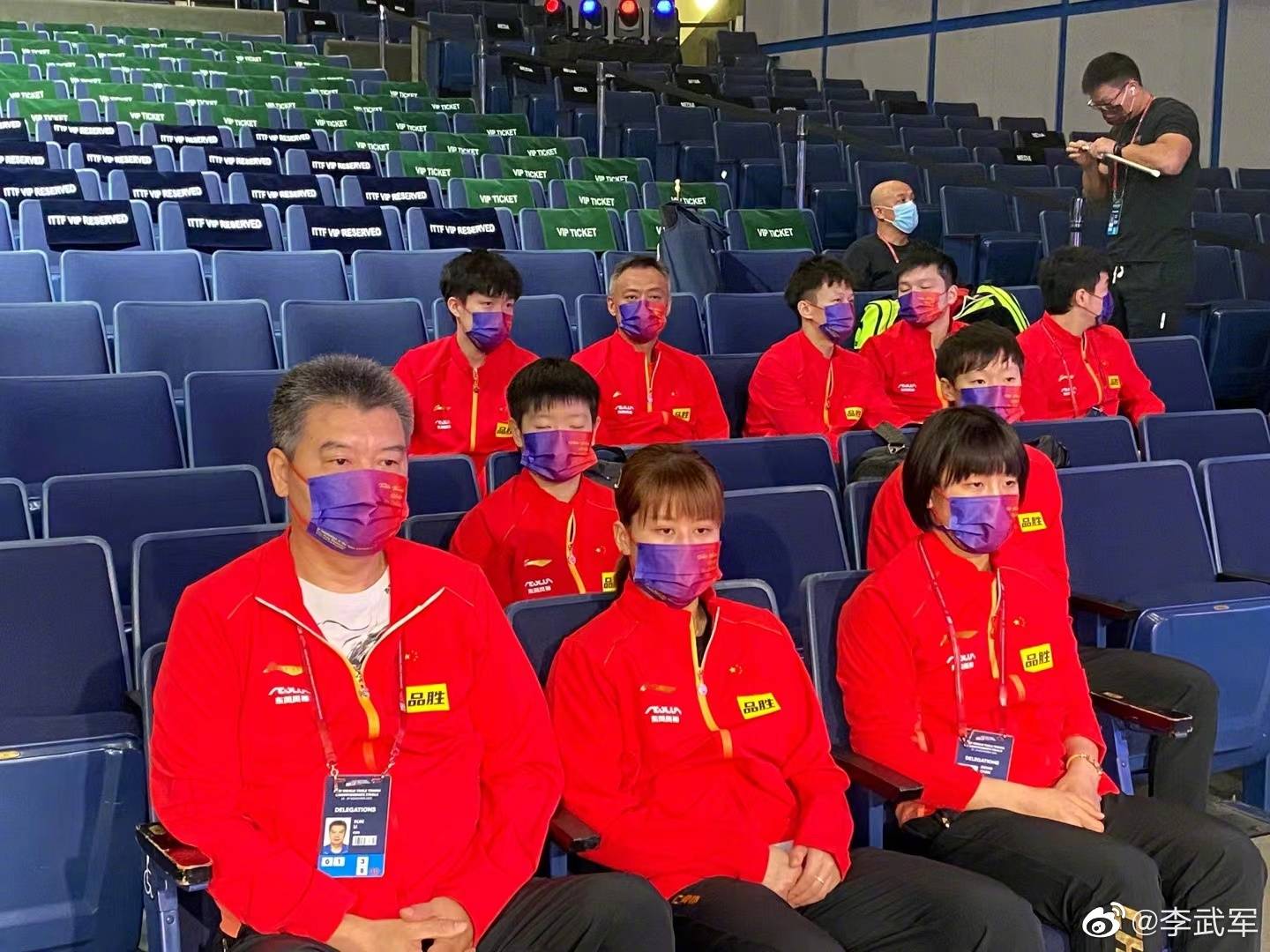 高远|国乒合照诞生趣图：樊振东、孙颖莎闭眼犯困，都在打瞌睡？可爱！