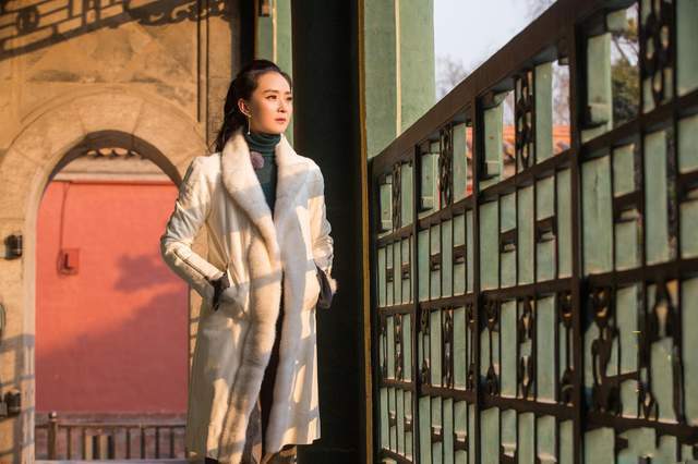 一身 “晴格格”王艳不像是74年的人，一身贵妇打扮走故宫，气质惊艳