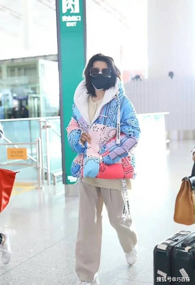 卫衣 宋祖儿机场穿搭好“奶”啊！清纯干净又漂亮，美得太与众不同了