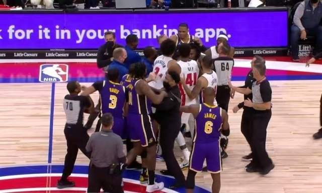 CBA|实话实说？詹黑：NBA万岁，詹姆斯对斯图尔特所做的事是故意且肮