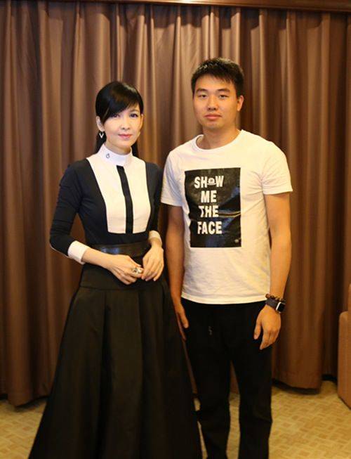 感觉周慧敏合影不怕露皱纹，大方出镜接受衰老的容颜，真实一点不装！