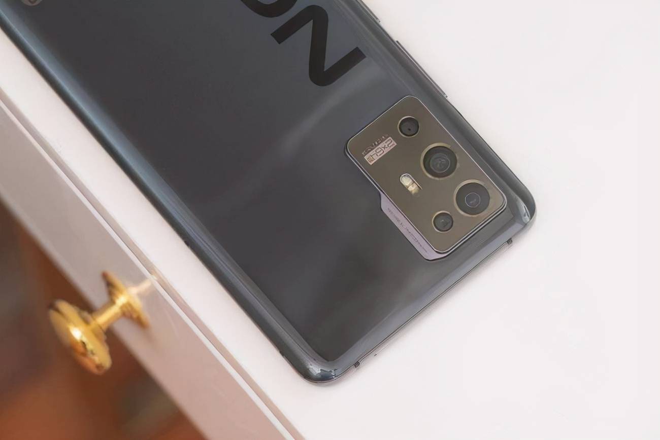 降到2298，骁龙888进入中端市场，8G＋6400万像素