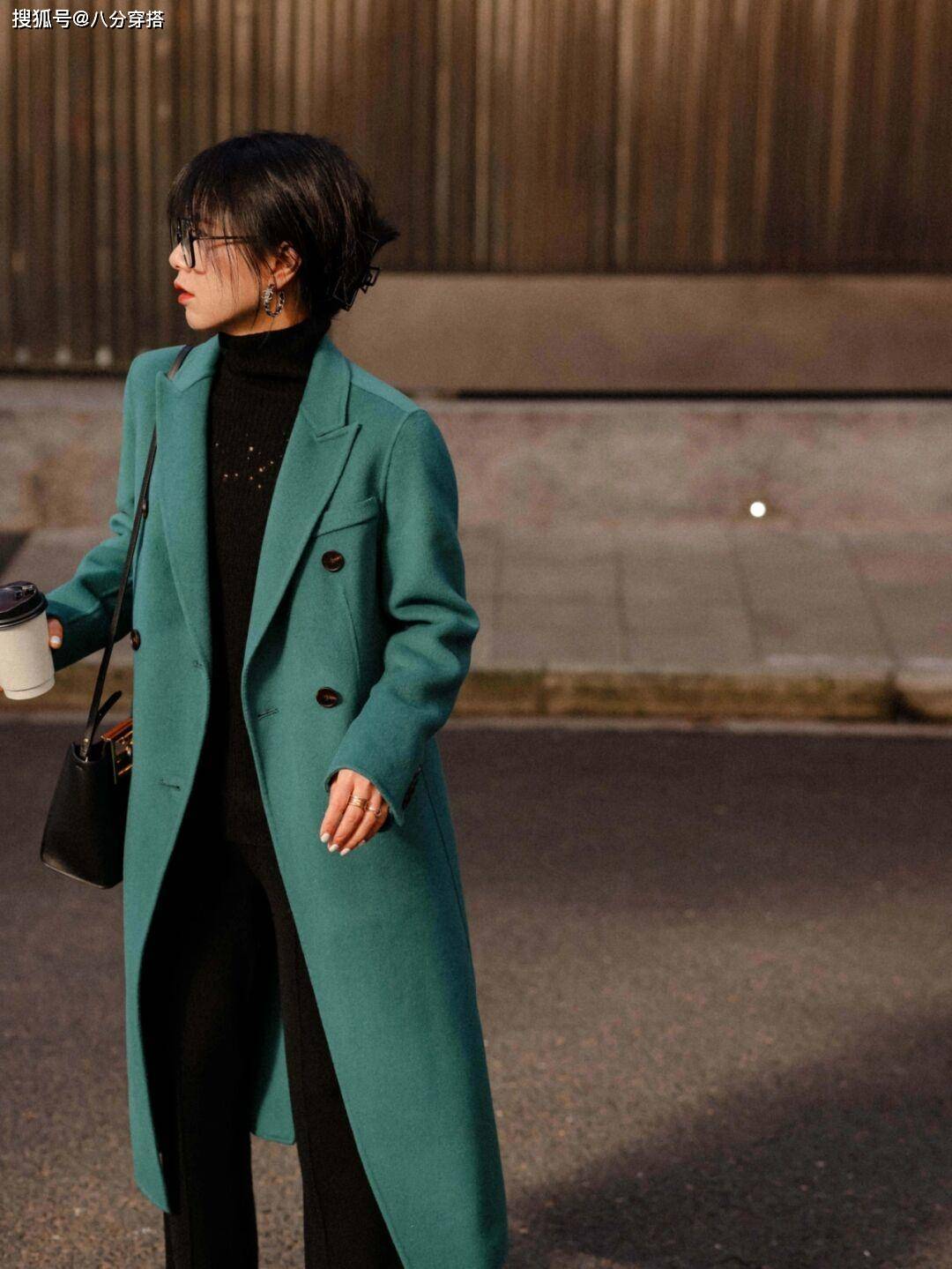 黑色 冬天穿大衣最好选这几个颜色,温柔显白不挑人,黑黄皮也能驾驭