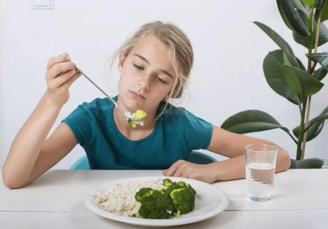 人体|每天熬夜玩手机？早起若出现4大“变异”,说明肝脏出大问题了