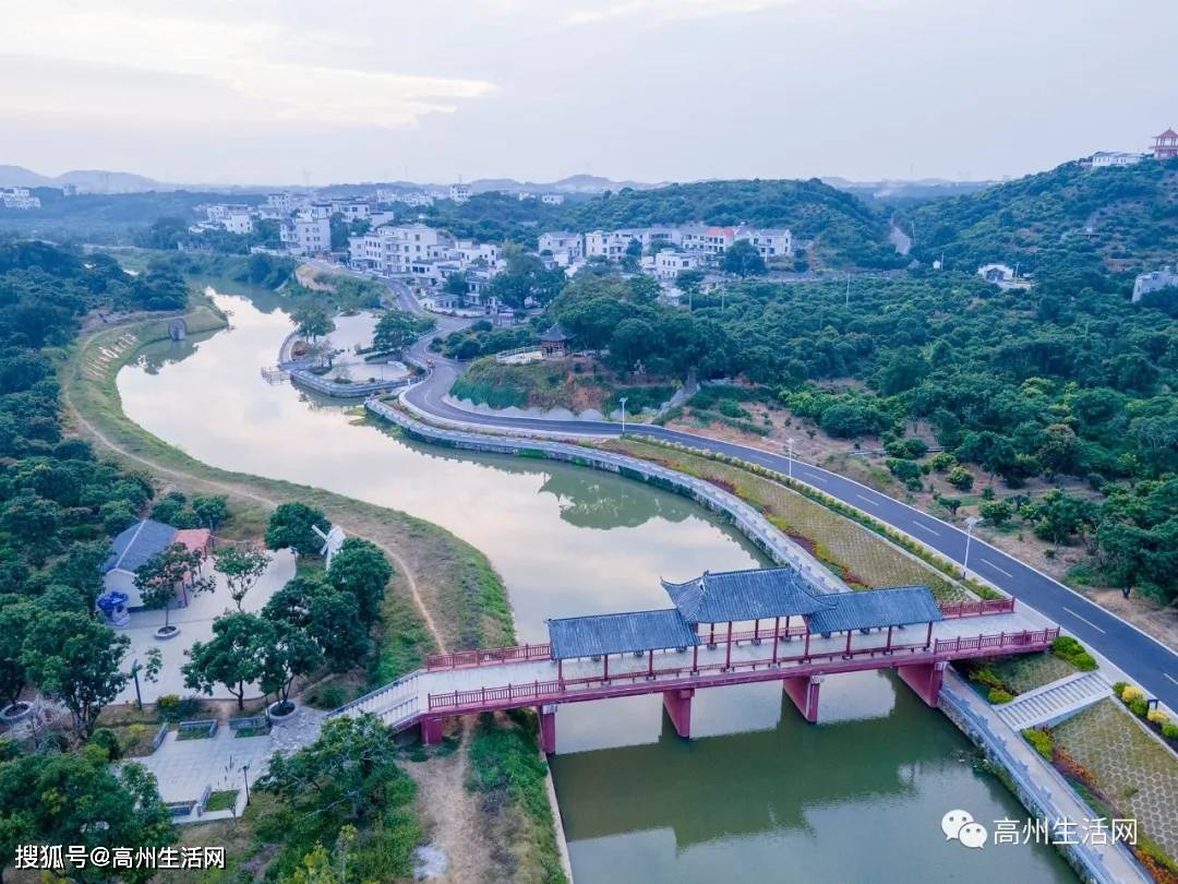 高州根子镇元坝村,潺潺流水的根子河蜿蜒而过,岭南风格建筑掩映在绿树